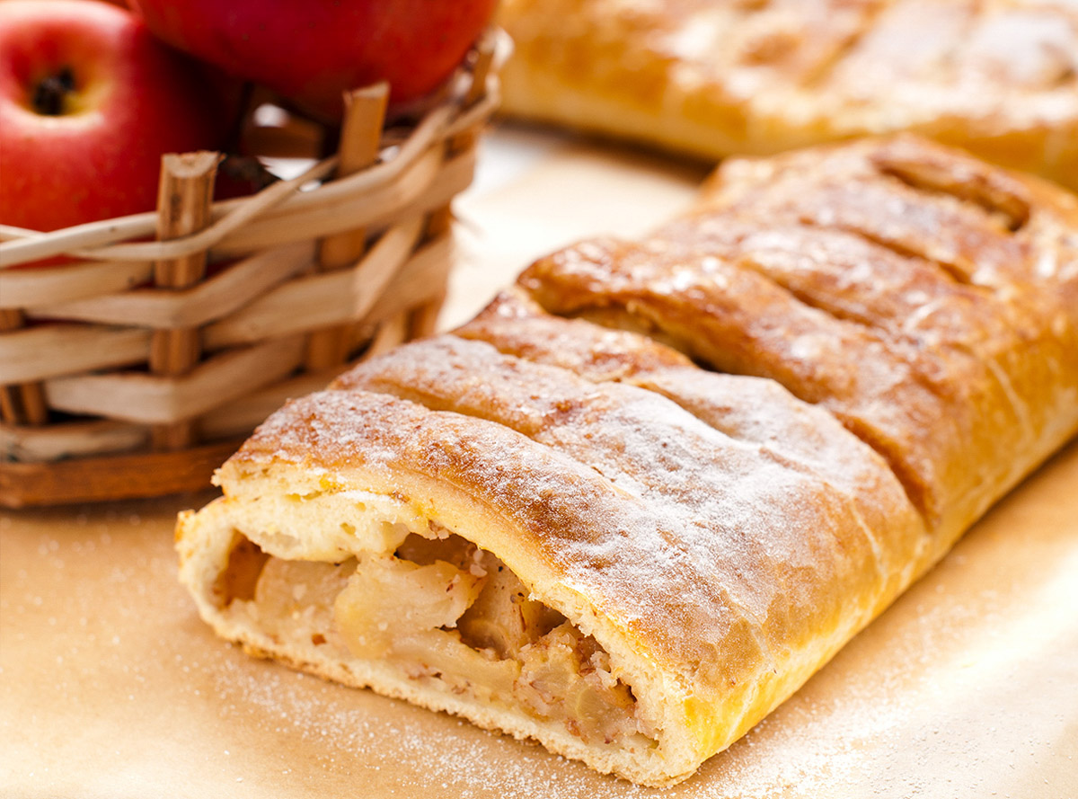 Strudel with Amaretto biscuits and Shortbread recipe - Lago 1968